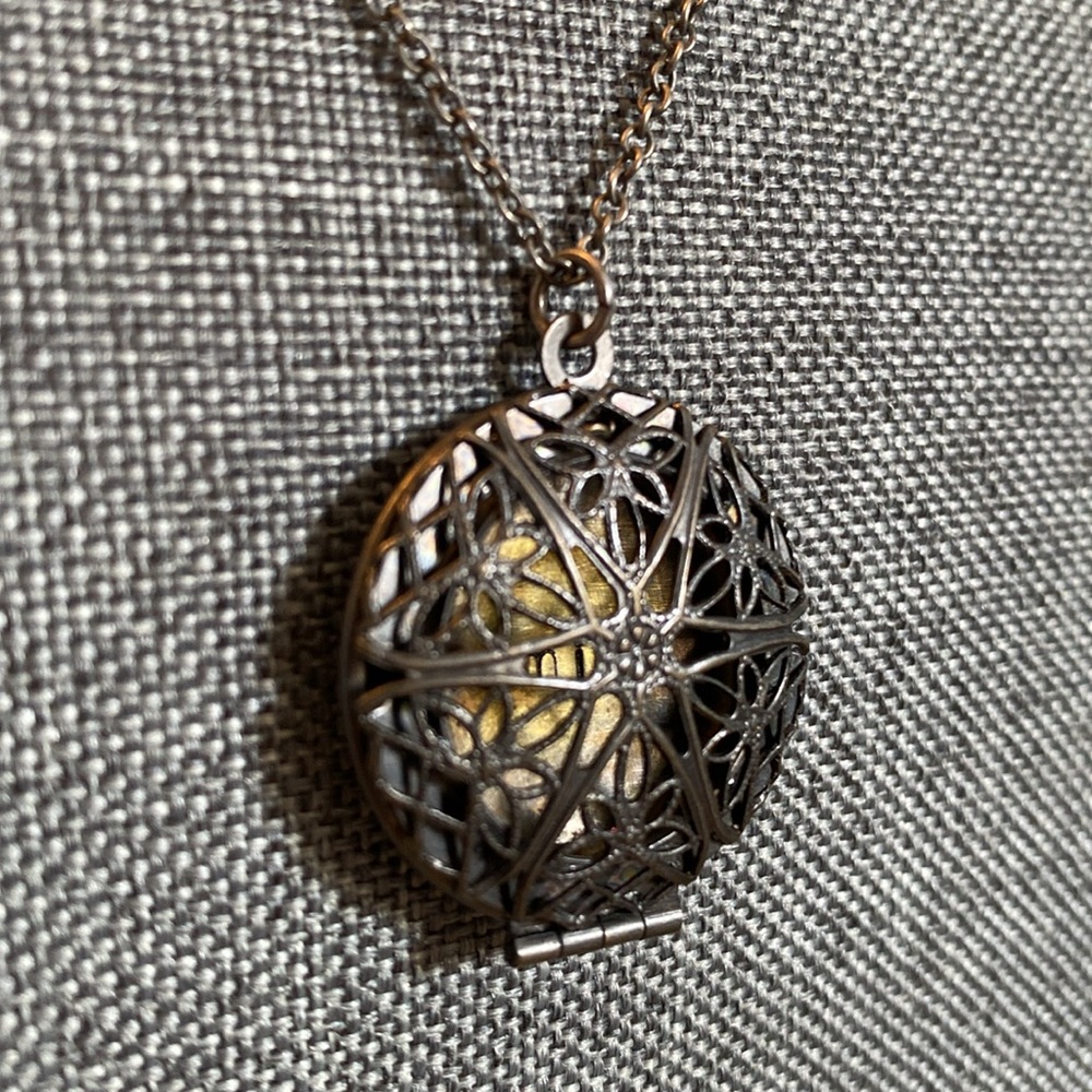 Vintage Silvery-Gold Filigree Pendant Locket Necklace